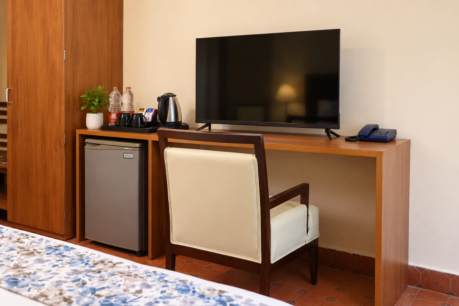 Smart TV & Desk